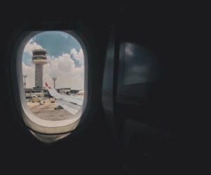 Read more about the article Who are the pilots talking to during arrival and departure?